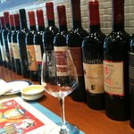 RistorantedaNIno - カウンターに並ぶイタリアワインたち