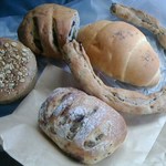 石窯パン工房ディジョン - シリアルのイングリッシュマフィン、塩パン、５色の豆パン、パン・ド・ストロベリー、レザン