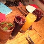 ラ コシーナ デル クアトロ - サングリア(ワイングラス)、レブヒート(黄金色/シェリー＋ジンジャエール)、
      アグア・デ・バレンシス(オレンジ色/バレンシアの水という意味・オレンジとカヴァ)、
      カリモーチョ(赤ワイン＋コーラ)