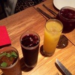 ラ コシーナ デル クアトロ - サングリア(ワイングラス)、レブヒート(黄金色/シェリー＋ジンジャエール)、
      アグア・デ・バレンシス(オレンジ色/バレンシアの水という意味・オレンジとカヴァ)、
      カリモーチョ(赤ワイン＋コーラ)