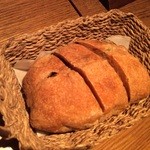 ラ コシーナ デル クアトロ - 自家製パン 天然酵母のリュスティック¥200お通しなのでタダ
      