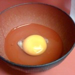 ラーメン二郎 - お椀に落とします。何気ない卵ですが綺麗ですね！＾q＾