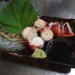 焼鳥ジロー - 活きダコを店でさばいています！新鮮ですよ！