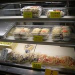 西荻餃子 - 冷蔵ショーケース