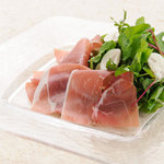 蕎麦ダイニング 徳蔵 - パルマ産の生ハムを使用した生ハムサラダです。