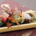 蕎麦ダイニング 徳蔵 - お刺身は全国各地の天然魚介でおつくりしています。時価の日替わりメニューです。