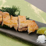 蕎麦ダイニング 徳蔵 - 古白鶏もも塩焼き。古白鶏の旨みを楽しめるメニューです。