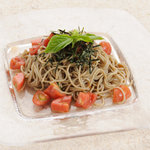蕎麦ダイニング 徳蔵 - 蕎麦とフルーツトマトのサラダ仕立て。バルサミコ風味のヘルシーなメニューです。