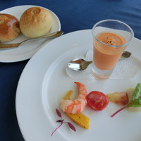 レストラン鳥居平 - パン（食べ放題）、オードブル A.鮮魚の軽い炙り地場野菜のガスパチョとトマトのジュレ サラダ仕立て
