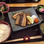 Magokoro Ryouri To Osake Hanamomo - 本日の焼き魚。もう秋刀魚が (@_@) オレンジ色のは…卵黄でした〜♫