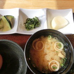 だんじり庵 - 水ナスなどのお漬物３種とお味噌汁