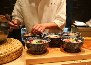 鮨さゝ木 - カウンター９名中５名が「特製バラちらし寿司」を注文