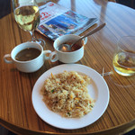 サクララウンジ - チャーハンにスープ、とワインとウイスキー 飲み過ぎだな。