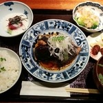 toukyousakebaruambai - 煮魚定食税込み950円。飲み物はほうじ茶だが、メニューによっては煎茶が付く。