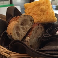 CASA UOKIN 神楽坂 - オリーブオイルとトマトのパテ？みたいなのをつけて食べるお通し。美味しいんだけど、食べすぎると料理が食べられなくなるー！
