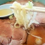 佐野手打ちラーメン 永華 - 佐野ラーメンの特徴、太さが不揃いな縮れた太麺。