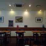 シェ・アンドレ・ドゥ・サクレクール - ランチタイムを過ぎるとがらーんとしています。