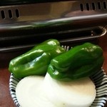 梁山苑 - ピーマンと玉ねぎ輪切りが出てきました。2015.8