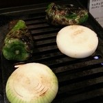 梁山苑 - ピーマンと玉ねぎを焼く　2015.8