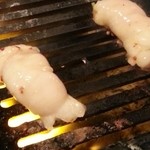 梁山苑 - シロコロホルモン焼く　　