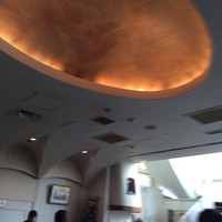 鉄板焼き 銀座 ポルトファーロ 本店 - 螺旋の階段を降りて店内へ進む作り。