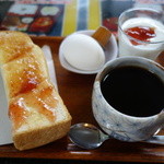 カフェレストてる - 料理写真:2015.08 コーヒー(350円)に無料で付くモーニングサービスはジャムトーストにゆで卵とヨーグルトです♪