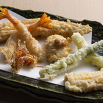 Obata - 天ぷら　実際には一品ずつ、お客様のペースに合わせて揚げていきます。季節により内容は変わります