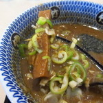 麺屋 たけ井 - つけ汁の中に具材たち