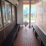 麺屋 たけ井 - クーラー、扇風機備付の外待ち席