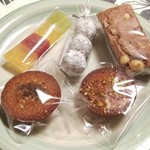 カプセルモンスター - フィナンシェ(ヘーゼルナッツ、ピスタチオ)、トリュフ(コアントロー)、マカデミアブラウニー、フリュイ