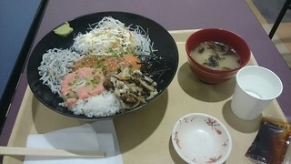 Eat it! - 胡麻だれサーモンとネギトロしらす丼 ￥950(Tax included)