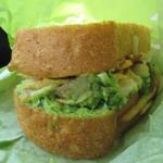 テーラ・テール - アボカド、オニオン、ジャガイモのフリット、鶏肉ローストのサンドウィッチ　H27.8月