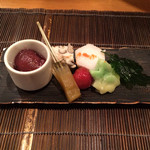 馳走菴 ひじり - 先付け
      左から 
      いちぢくのコンポート
      しめじしんじょう
      トマトマリネ
      里芋
      生麩
      菊の葉のせんべい
       