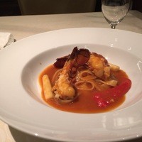 キハチ 名古屋JRセントラルタワーズ店 - •オマール海老とホワイトアスパラガス、パプリカのスープ煮　自家製タリアテッレと共に