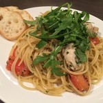ビストロ・ソングラム - カキとフレッシュトマト・ルッコラのペペロンチーノ（大盛）