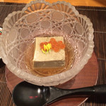 馳走菴 ひじり - 蟹味噌豆腐
      
      蟹味噌豆腐がふわふわ
      菊の花が中に入っています
      いくらがのっています