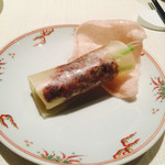 広東名菜 赤坂璃宮 - 春巻きと間違えられた北京ダック。包んでる皮が固すぎて噛み切れない。