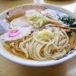 201508青竹手打ちの自家製中太縮れ麺が秀逸で、ニンニクトッピングも悪くない