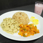 アーユルヴェーダ・カフェ ディデアン - ディラーニさんのお料理。ビーフビリヤニ、カシューナッツカレー、パイナップル アッチャール、バラの香りの謎ドリンク(全部で1500円)