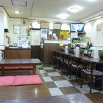 久美食堂 - 小上がりとテーブル席の店内。結構広いです。