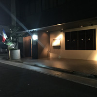 エスパース ソシアル ル サロン - 入口前