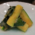 絹 和牛と肴 - 丘ワカメとズッキーニの辛子味噌和え