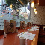 ジョナサン - 通り沿いのカウンター席（15-08）