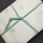 たちばな - 橘の模様が入った淡い萌木色の包装紙と紐の結び方