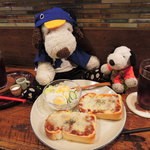 うさぎとぼく - 今日は久しぶりに、阿倍野の人気カフェ『うさぎとぼく』さんに
      美味しい珈琲を飲みにやってきました。
      ちょっと小腹もすいてるので、チリチーズトーストも。 