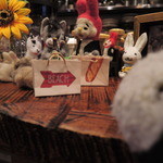 うさぎとぼく - カウンター上の不協和音ちゃんご一家。
      あれ、その紙袋のデザイン、どこかで見たような・・・
      
      てなわけで、いつも遊び心いっぱいのうさぼくさんなのでした。