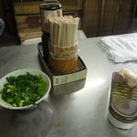 須崎食料品店 - 店内にある出汁醤油、ネギ、生姜、この台での立食です。