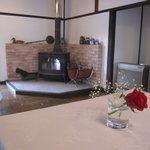 オーベルジュ まつむら - 薪ストーブとテーブル花