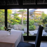 オーベルジュ まつむら - 店内から庭園を見て