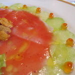 オーベルジュ まつむら - 一皿目、かんぱちのカルパッチョ 苺のソース